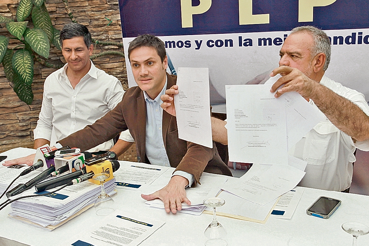 JosÉ Pómez, Miguel Valladares y Édgar Zamora, en conferencia de prensa, el 1 de febrero recién pasado, mostraron las constancias de afiliaciones del PLP.