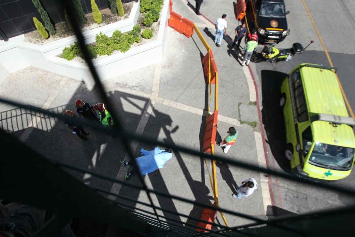 Ataque armado en zona 10 deja un muerto en el bulevar Los Próceres. (Foto Prensa Libre: Érick Ávila)