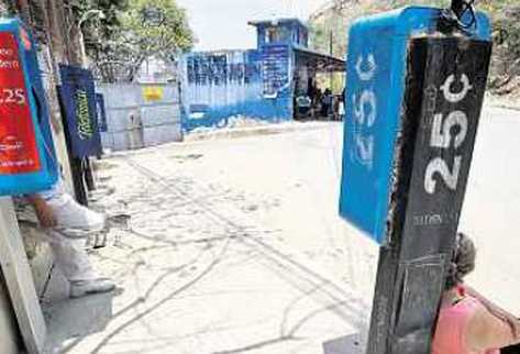 AFUERA DEL Centro Preventivo de la zona 18 hay teléfonos monederos, debido a la falta de señal para celulares.