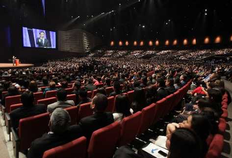 Miles de personas asisten al magno evento con el que la nueva sede de la iglesia evangélica Casa de Dios abre sus puertas.