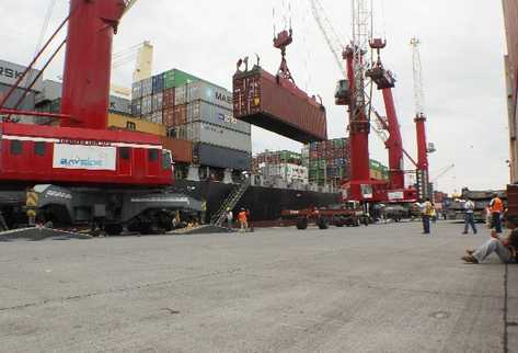 Las cargas y descargas de  contenedores se realizaron  ayer con normalidad en los muelles de Puerto Quetzal, tras la decisión presidencial de revisar el contrato firmado hace algunos días.