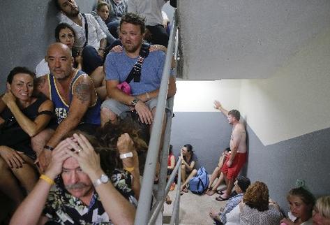 Cientos de turistas han quedado atrapados en Baja California tras el azote de  Odile . (Foto Prensa Libre: AP)