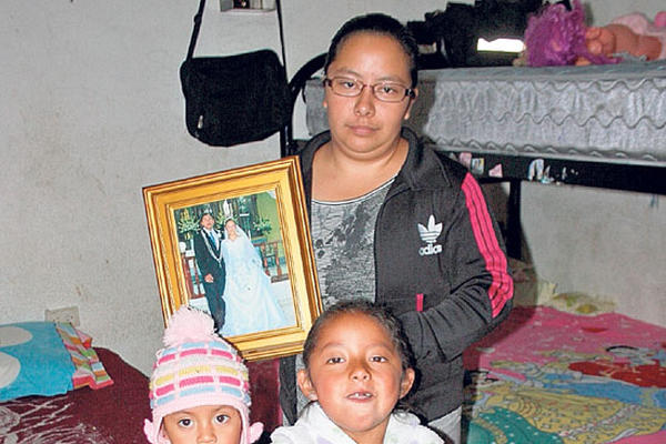 Lesbia Verónica Canahuí Tezén, esposa de Henry Hernández, junto a sus hijas, Celeste y Andrea.