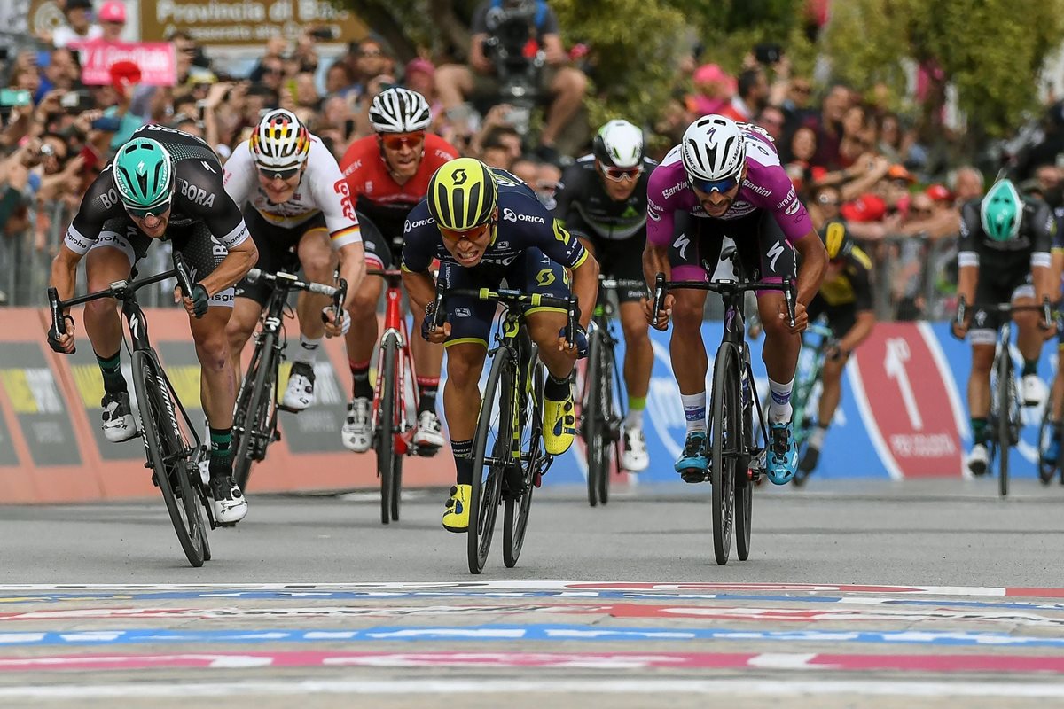 El ciclista australiano Caleb Ewan (c) del Orica Team se impone en un increíble remate al colombiano Fernando Gaviria (d). (Foto Prensa Libre: EFE)