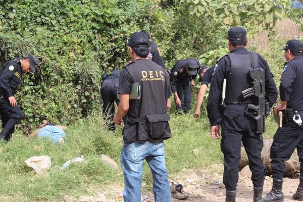 Cadáver fue encontrado en el km 47 de la ruta a El Salvador. (Foto Prensa Libre: Oswaldo Cardona)<br _mce_bogus="1"/>