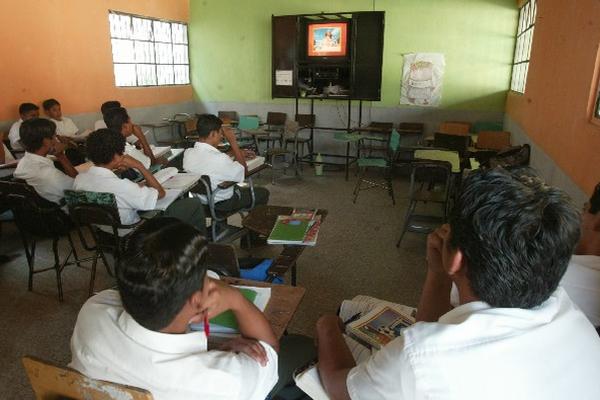 libros para el ciclo básico del Programa de Telesecundaria, del Mineduc, corren el riesgo de no llegar a las aulas en el 2012, porque no se asignó el espacio presupuestario para la compra.