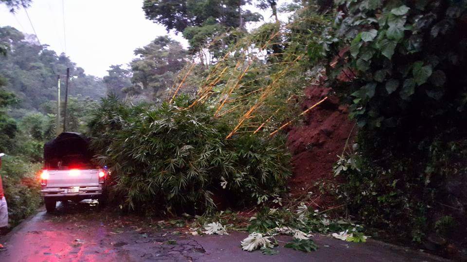 Un picop intenta pasar a pesar del derrumbe en la carretera entre Santo Tomás La Unión y San Pablo Jocopilas, Suchitepéquez. (Foto Prensa Libre: Cristian Icó Soto)