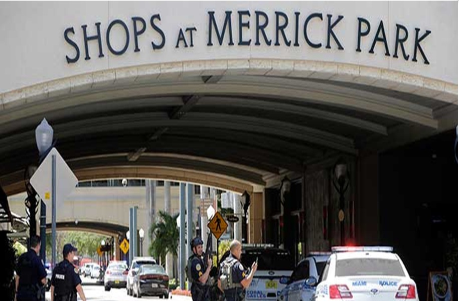Efectivos de la Policía investigan las causas de la balacera en el centro comercial. (AP).