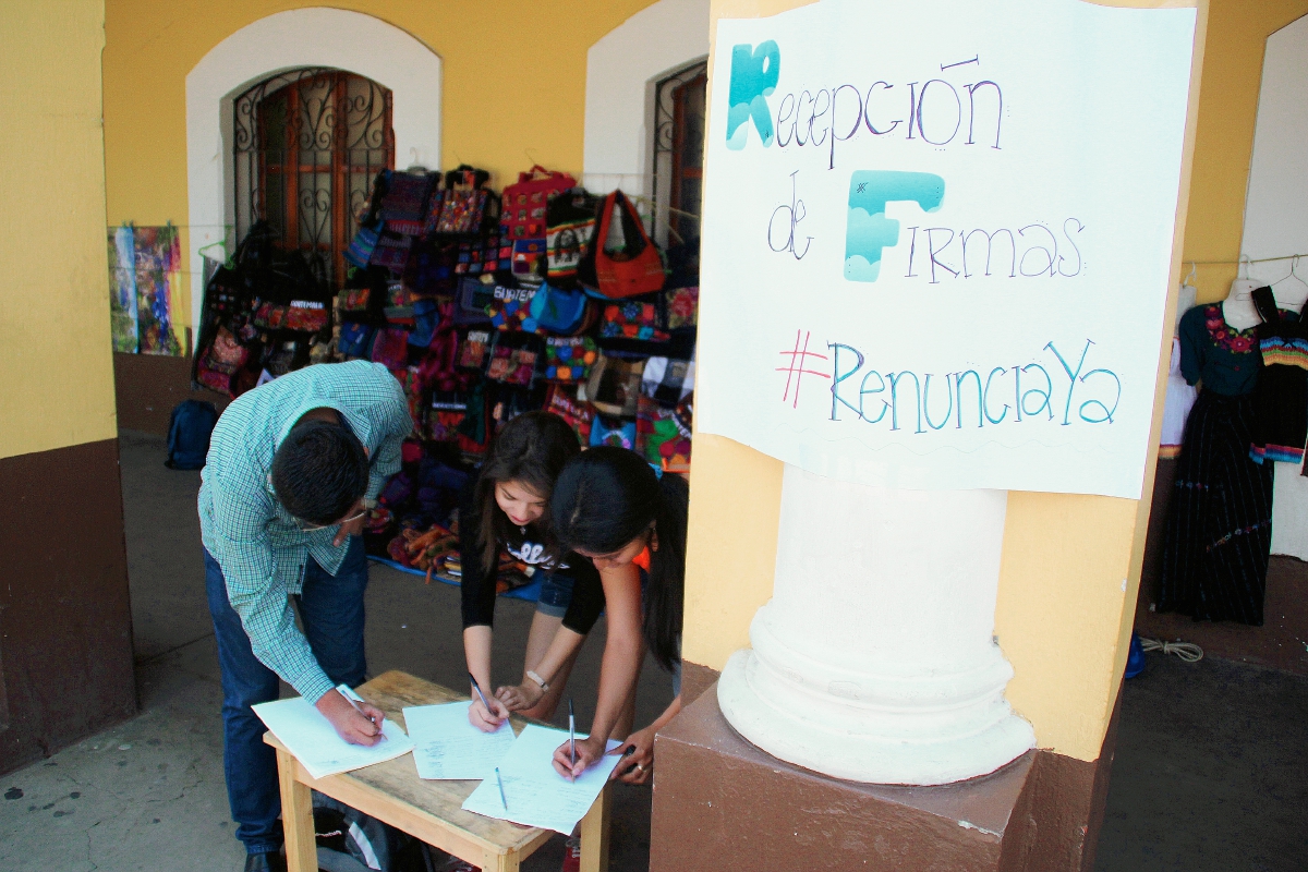Jóvenes reúnen firmas para pedir que se investigue corrupción en Huehuetenango. (Foto Prensa Libre: Mike Castillo)