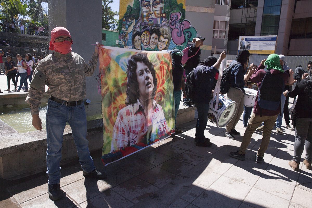Universitarios hondureños sostienen una imagen de la ambientalista Berta Cáceres.(Foto Prensa Libre: EFE).