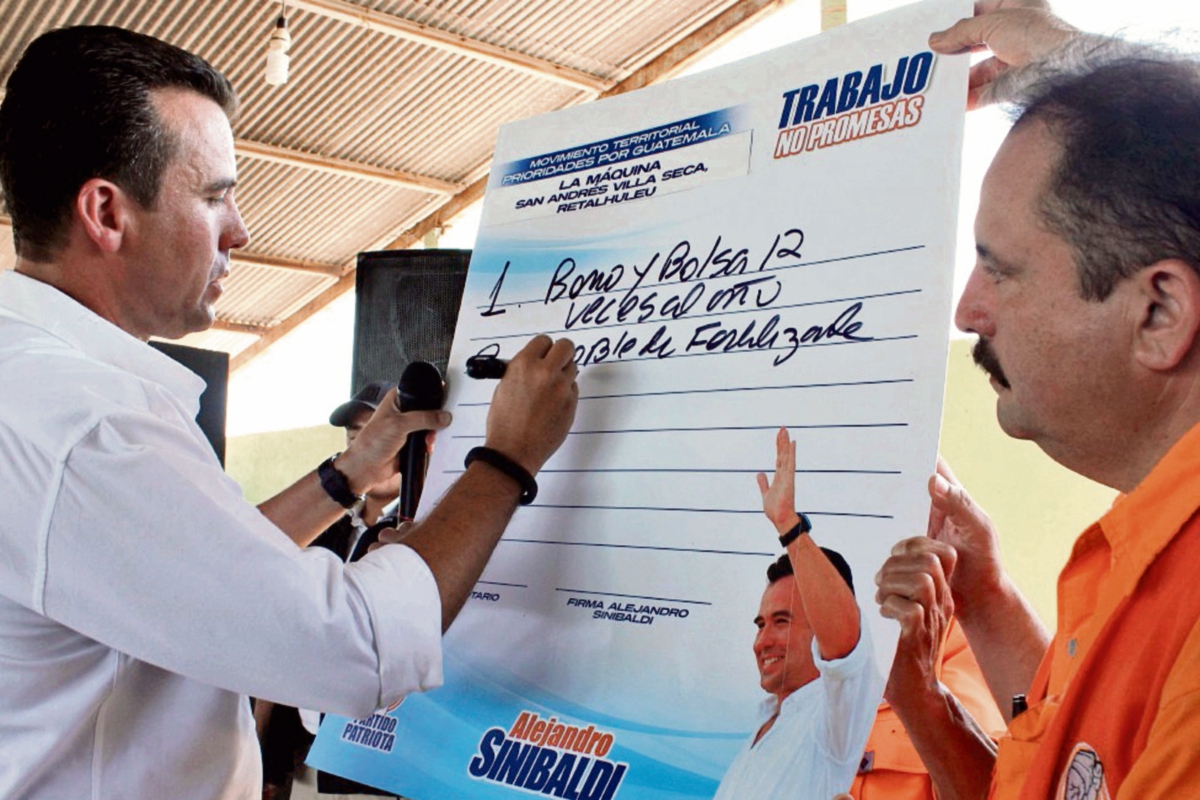 Alejandro Sinibaldi,  presidenciable del Partido Patriota, apunta compromisos con pobladores.