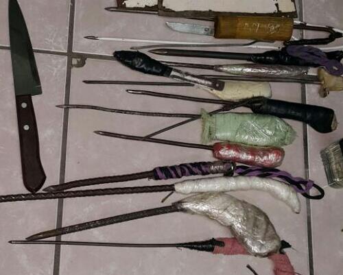 14 armas punzocortantes fueron halladas durante la requisa efectuada en el Centro Preventivo Para Hombres de la zona 18. (Foto Prensa Libre: cortesía SP)