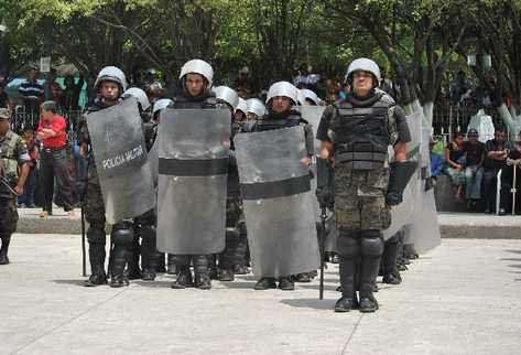 El retiro paulatino de 480 militares y 350 policías comenzó ayer en Santa Cruz Barillas, Huehuetenango.