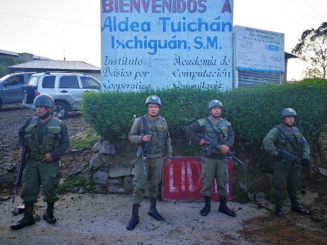 Soldados ingresan a comunidades en conflicto. (Foto Prensa Libre: Estuardo Paredes/enviado especial)