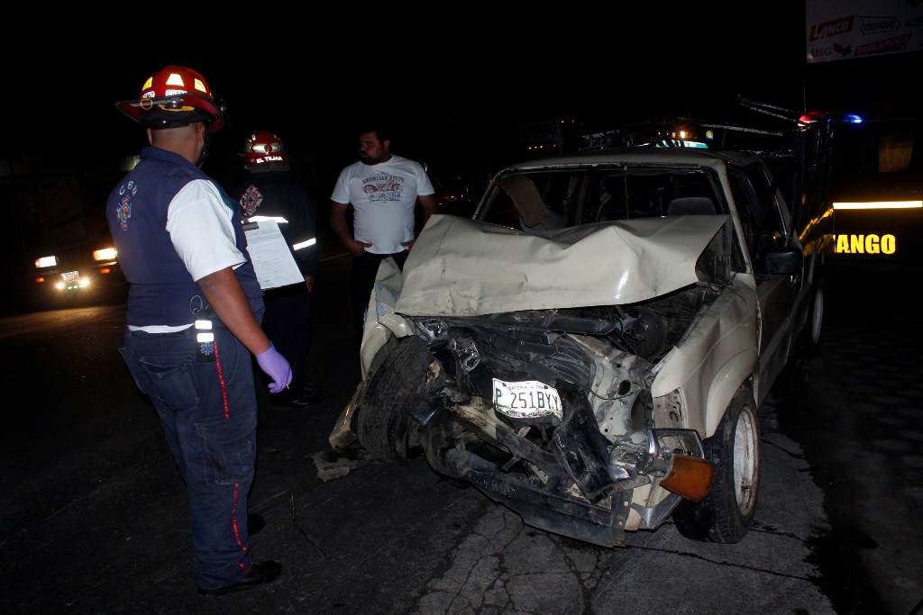Socorristas inspeccionan uno de los dos picops que colisionaron en le ruta Interamericana, en Chimaltenango. (Foto Prensa Libre: Víctor Chamalé)