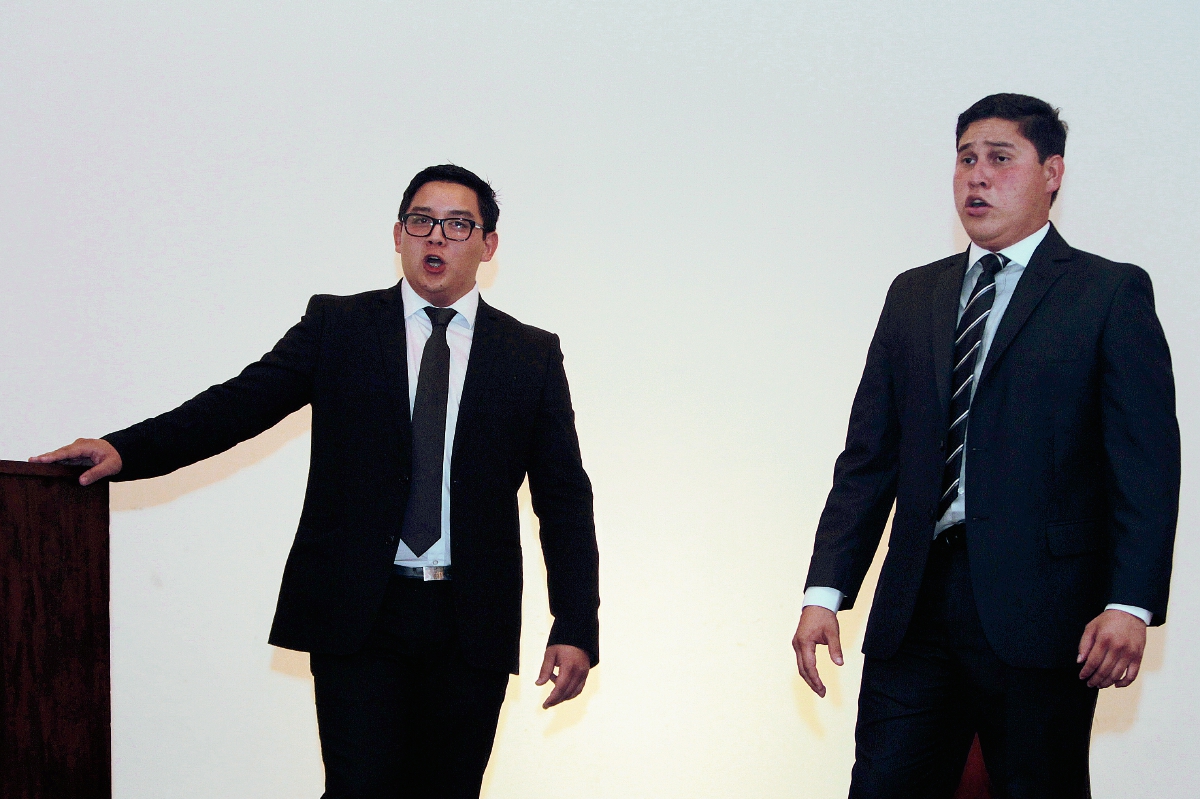 El tenor Andrés Marroquín canta junto al barítono Juan José Castellón. Foto Prensa Libre: Edwin Castro
