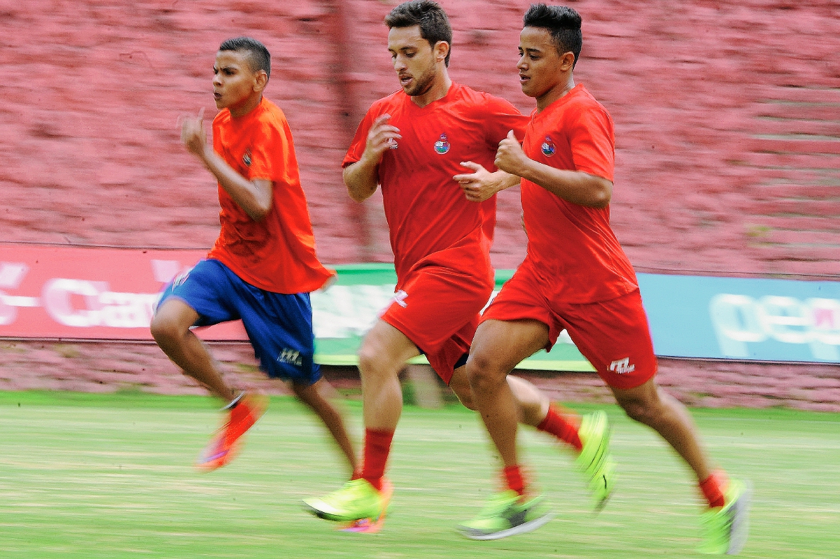 Primera práctica para Henry López (centro) con los rojos de Municipal. (Foto Prensa Libre: Óscar Felipe Q.)