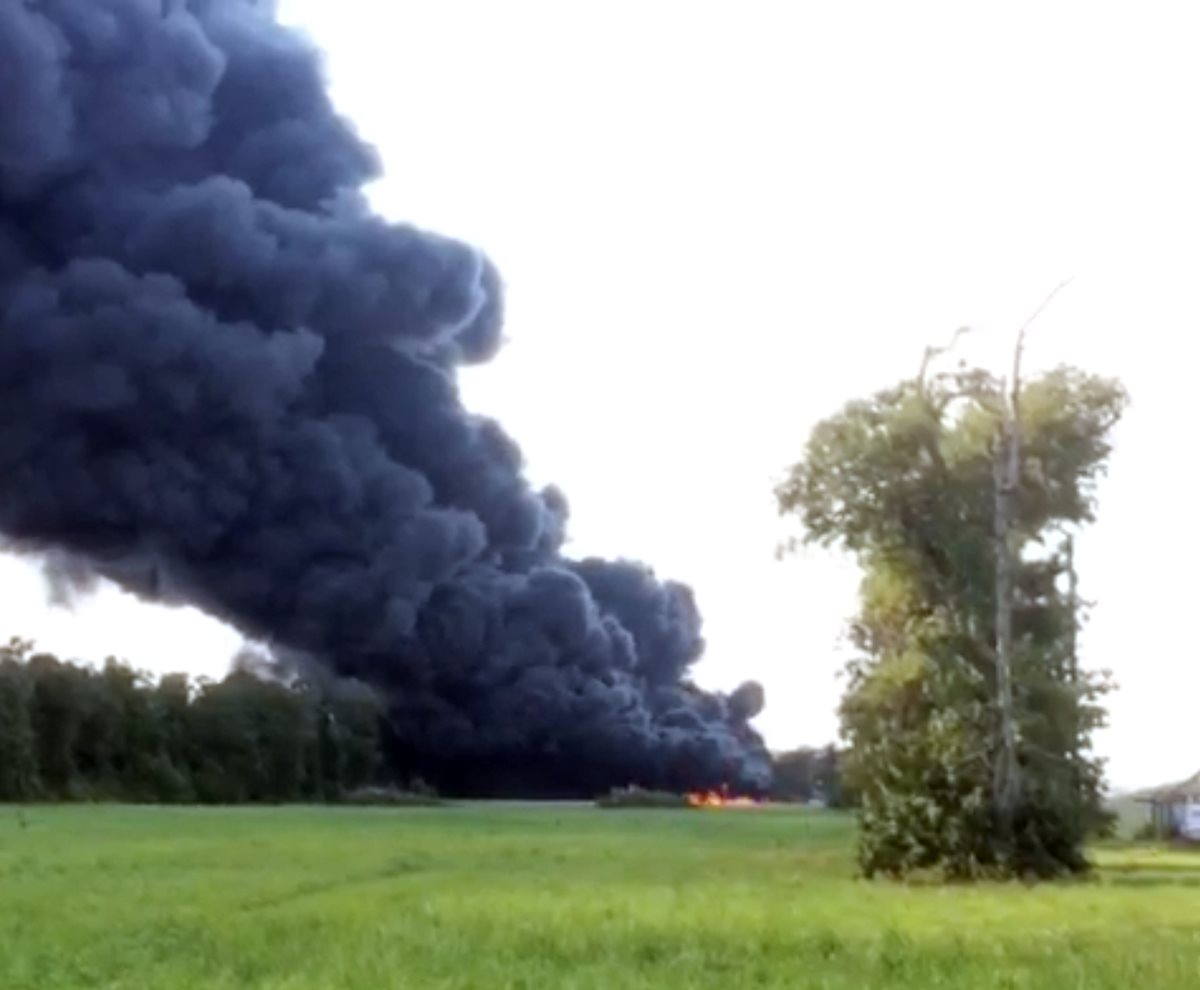 <em>Una serie de explosiones sacudieron una empresa de suministros químicos para el sector petrolero. (Foto Prensa Libre: AP).</em>