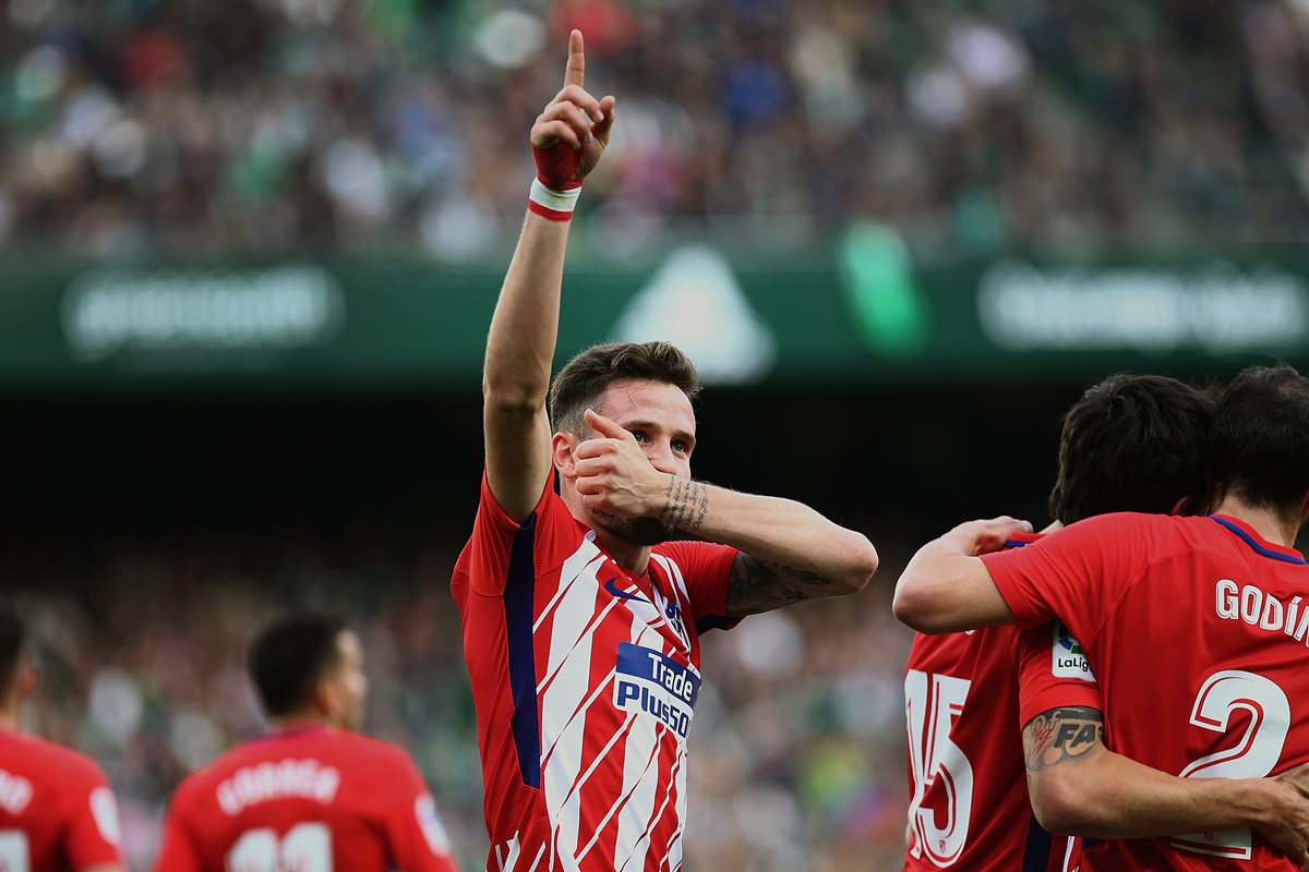 Saúl Ñíguez celebra el gol de la victoria del Atlético de Madrid contra el Betis. (Foto Prensa Libre: AFP)