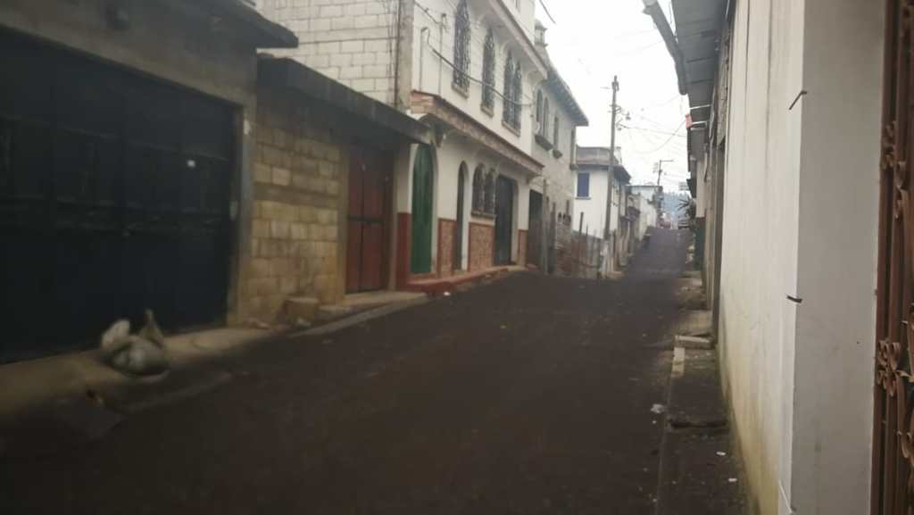 En Chimaltenango algunas calles han cambiado a color café y negro por las capas de ceniza que ha caído.