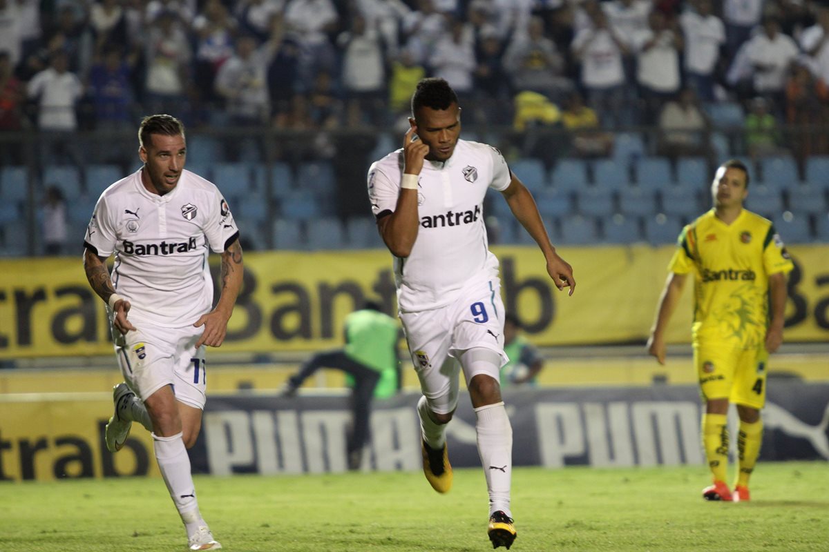 Rolando Blackburn festeja después de anotar el gol del triunfo. (Foto Prensa Libre: Jesús Cuque)