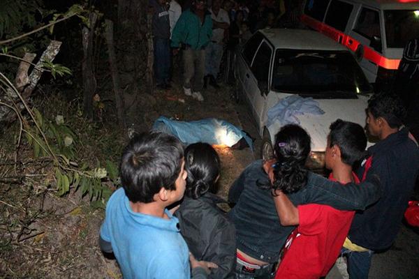 Curiosos observan el lugar donde quedó el cadáver de Miguel Ángel Valenzuela. (Foto Prensa Libre: Hugo Oliva)