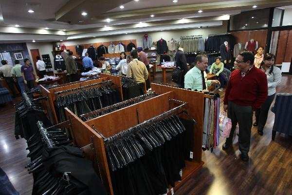 En la tienda Emporium, de  Peri Roosevelt, hubo una gran afluencia de compradores. (Foto Prensa Libre: ÉRICK ÁVILA)