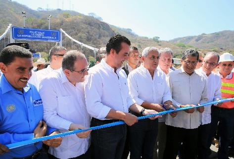 El ministro de Comunicaciones, Alejandro Sinibaldi, inauguró el 10 de abril último  la habilitación del puente El Jobo en la frontera entre Guatemala y El Salvador. (Foto Prensa Libre: Archivo)