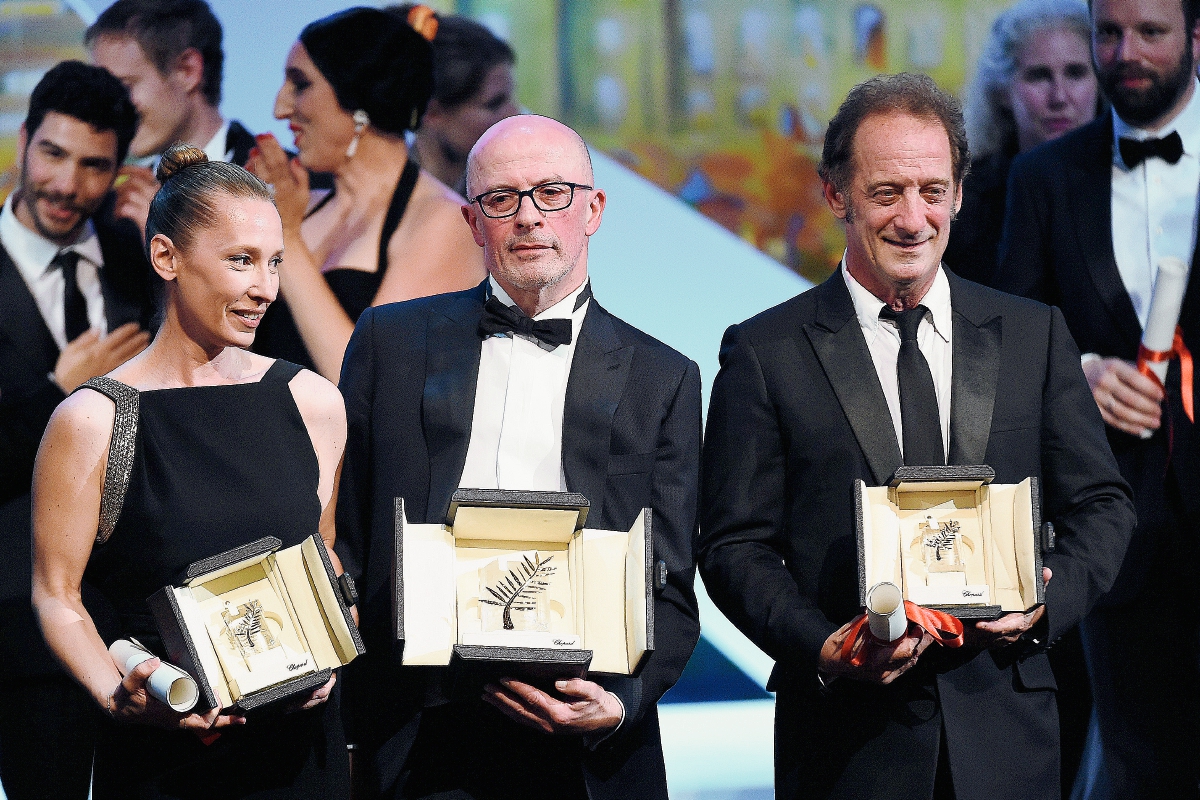 La actriz Emmanuelle Bercot, el director Jacques Audiard y el actor Vincent Lindon muestran sus premios obtenidos en Cannes (Foto Prensa Libre: AFP)