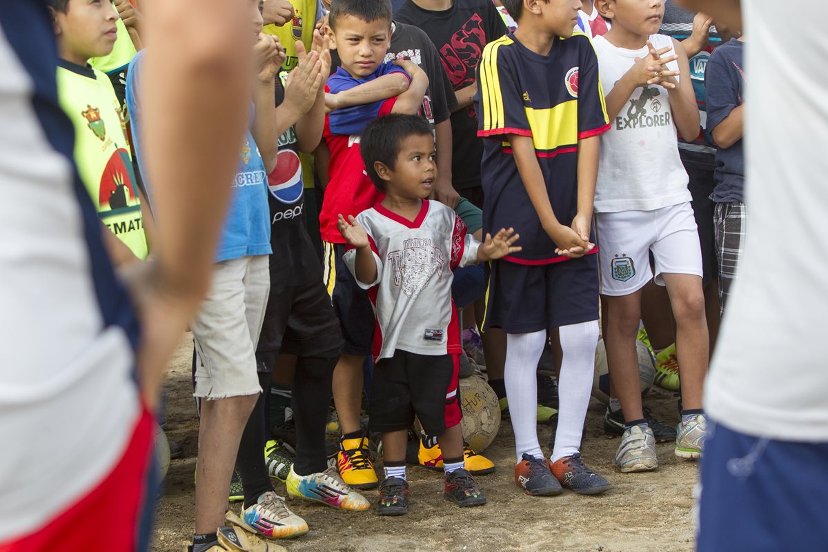 Los niños que entrenan en la colonia Sakerty de la zona 7 sueñan con convertirse en futbolistas profesionales. (Foto Prensa Libre: Norvin Mendoza)
