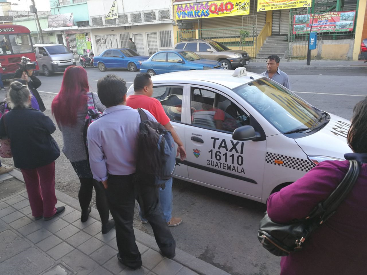 Varios vecinos han abordado taxis debido a la escasez de buses. (Foto Prensa Libre: Estuardo Paredes)