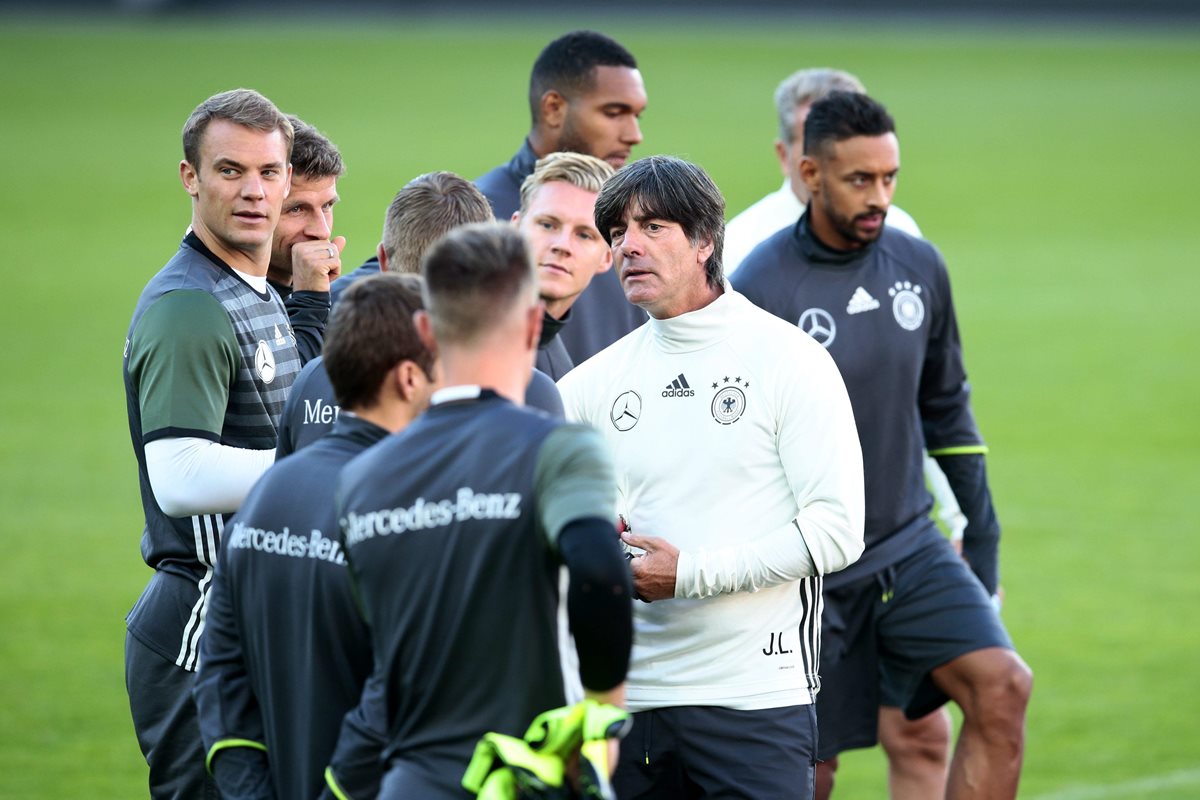 Joachim Loew entrenador de Alemania (blanco), conversa con sus jugadores durante la práctica. (Foto Prensa Libre: EFE)