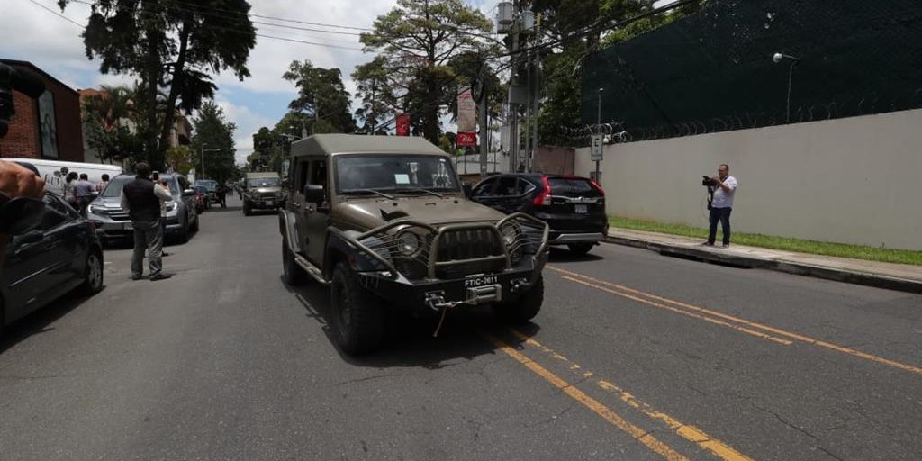 Los jeep J8 estuvieron frente a la sede de la Cicig la semana pasada cuando el gobernante anunció la no renovación de la entidad. (Foto Prensa Libre: Hemeroteca)