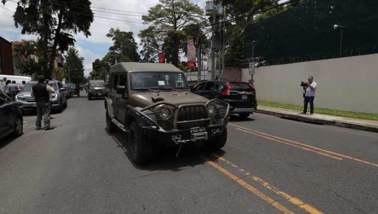 Los jeep J8 estuvieron frente a la sede de la Cicig la semana pasada cuando el gobernante anunció la no renovación de la entidad. (Foto Prensa Libre: Hemeroteca)
