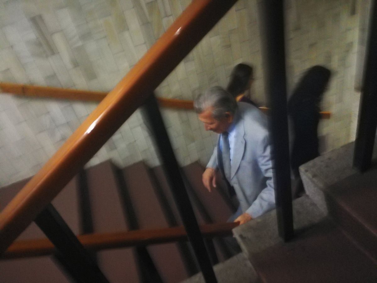 Roberto Alejos tiene 70 años y sube los 14 o 15 niveles de la Torre de Tribunales, para acudir a las audiencias de su hijo Gustavo Alejos. (Foto Prensa Libre: Glenda Sánchez)
