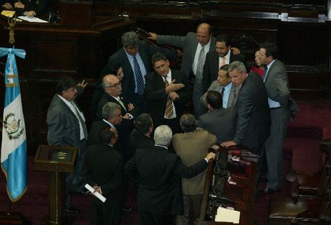 Los jefes de los bloques legislativos y el presidente del Congreso, Roberto Alejos, discuten para desentrampar agenda.