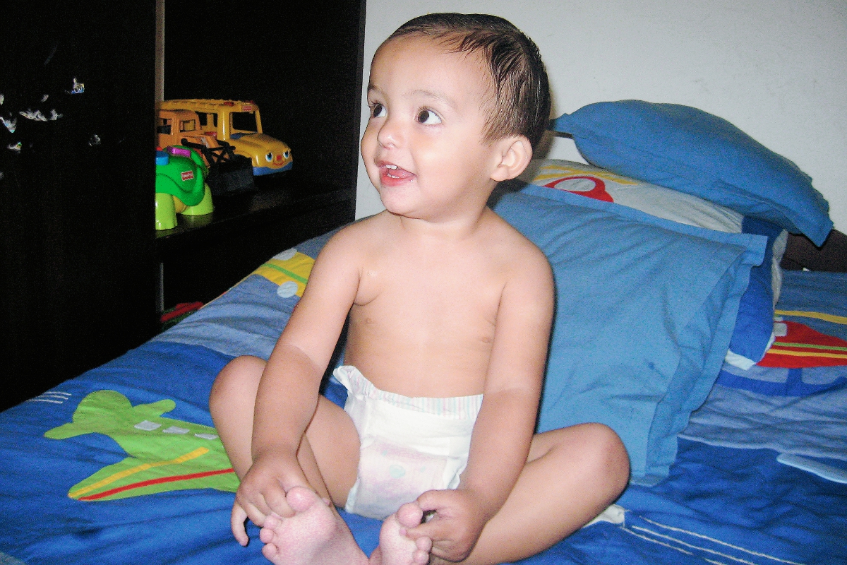 Es importante mantener hidratado al bebé en la época de verano y aplicarle protector solar. (Foto Prensa Libre: Hemeroteca PL)