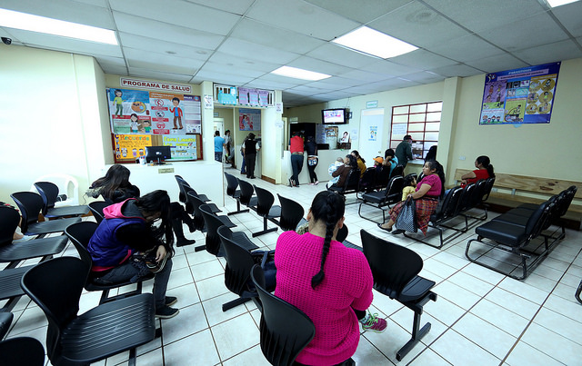 En el Centro de Atención Permanente de Fraijanes ya atienden con especialidades. (Foto Prensa Libre: Presidencia)