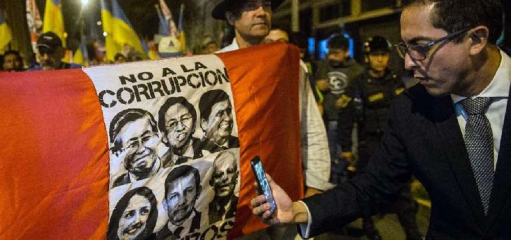 Marcha contra la corrupción en Perú. (Foto Prensa Libre: AFP)