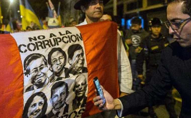 Marcha contra la corrupción en Perú. (Foto Prensa Libre: AFP)