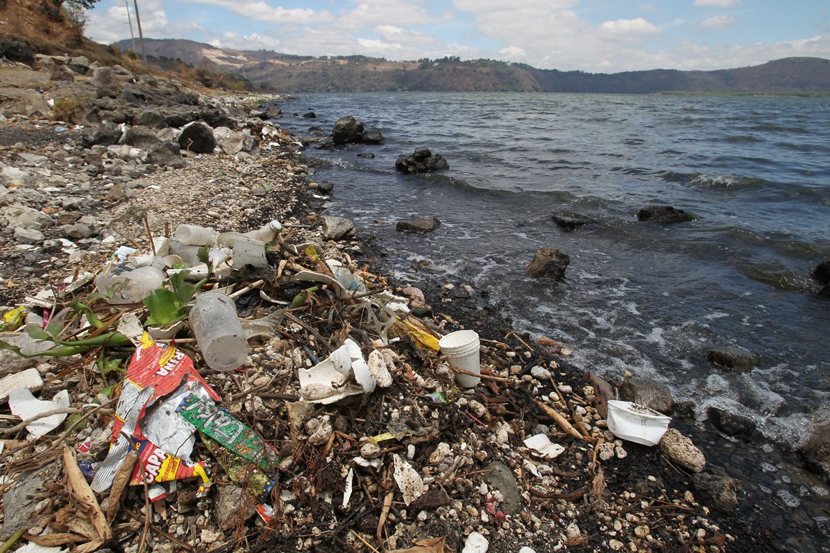 La contaminación por basura afecta el Lago de Amatitlán. (Foto Prensa Libre: Hemeroteca PL)
