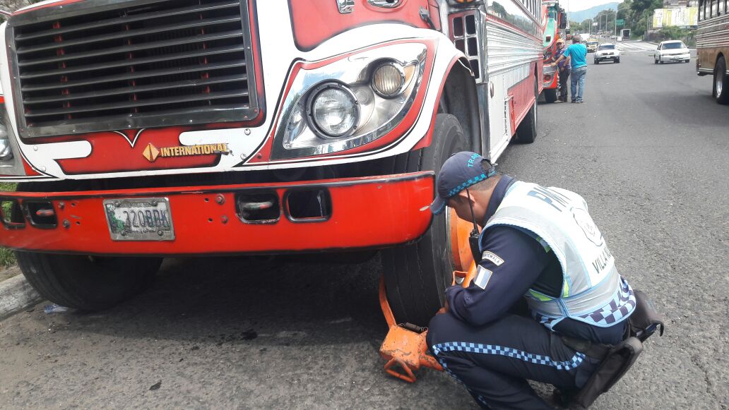 Los buses adeudaban más de Q4 mil por exceso de velocidad y sobrecarga de pasajeros. (Foto Prensa Libre: Dalia Santos)