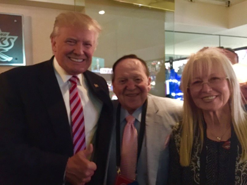 El presidente Donald Trump junto al empresario Sheldon Adelson y su esposa Miriam, en Las Vegas. (Foto Prensa Libre: Mondoweiss/Andy Aboud).