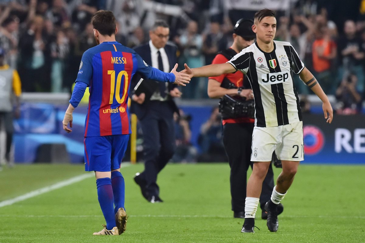 Paulo Dybala saluda a su compatriota Leonel Messi del FC Barcelona al final del partido en el Juventus Stadium. (Foto Prensa Libre: AFP)