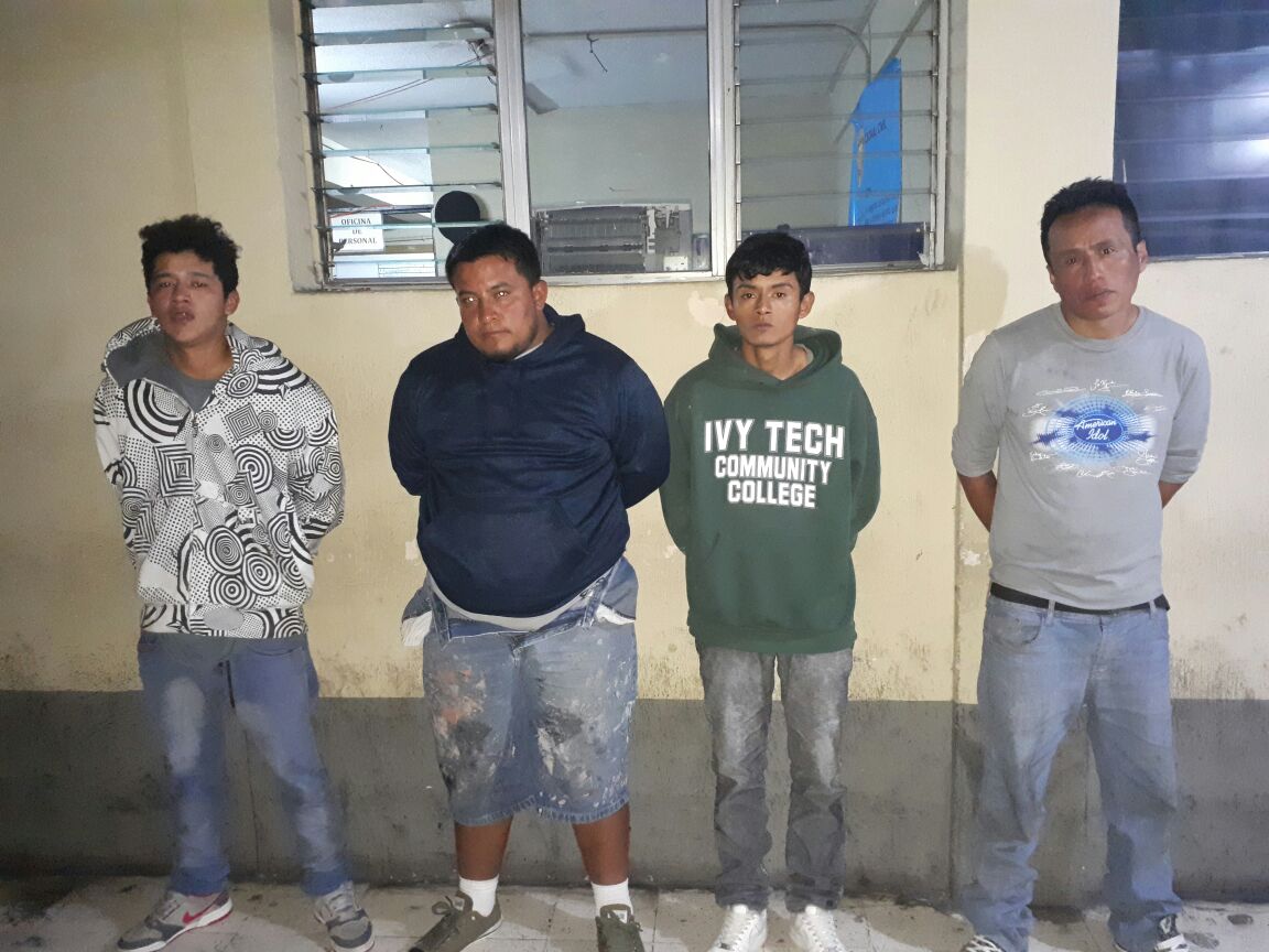 Los cuatro hombres detenidos cuando llevaban secuestrada a una mujer. (Foto Prensa Libre: PNC).