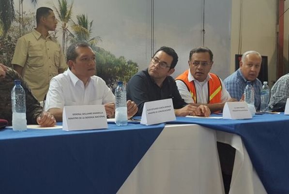 Jimmy Morales durante la reunión en las instalaciones del puerto Santo Tomás de Castilla. (Foto Prensa Libre: Cortesía de la SCSP)