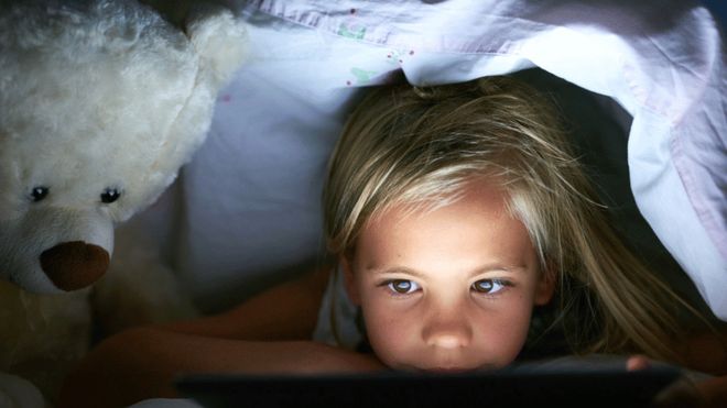 El reporte sugiere que el vínculo entre el sueño y el tiempo de exposición a una pantalla es "muy modesto". (GETTY IMAGES)