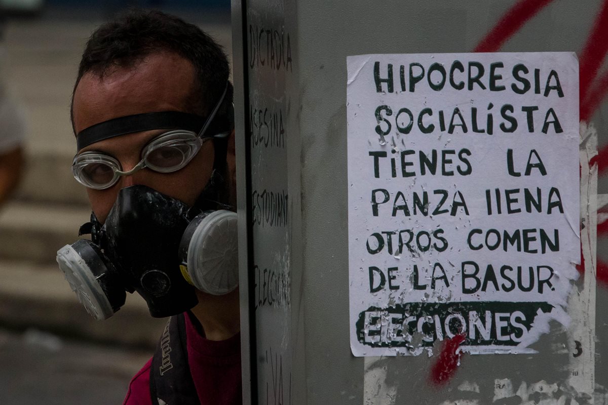 Las personas piden el cese del gobierno de Nicolás Maduro.