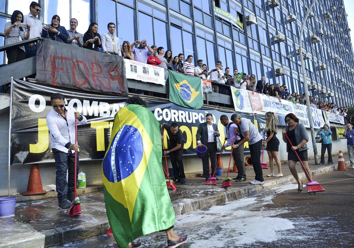 El escándalo de Obredecht sin precedentes en Brasil contribuyó a profundizar la crisis política del país. (Foto Prensa Libre: AFP).