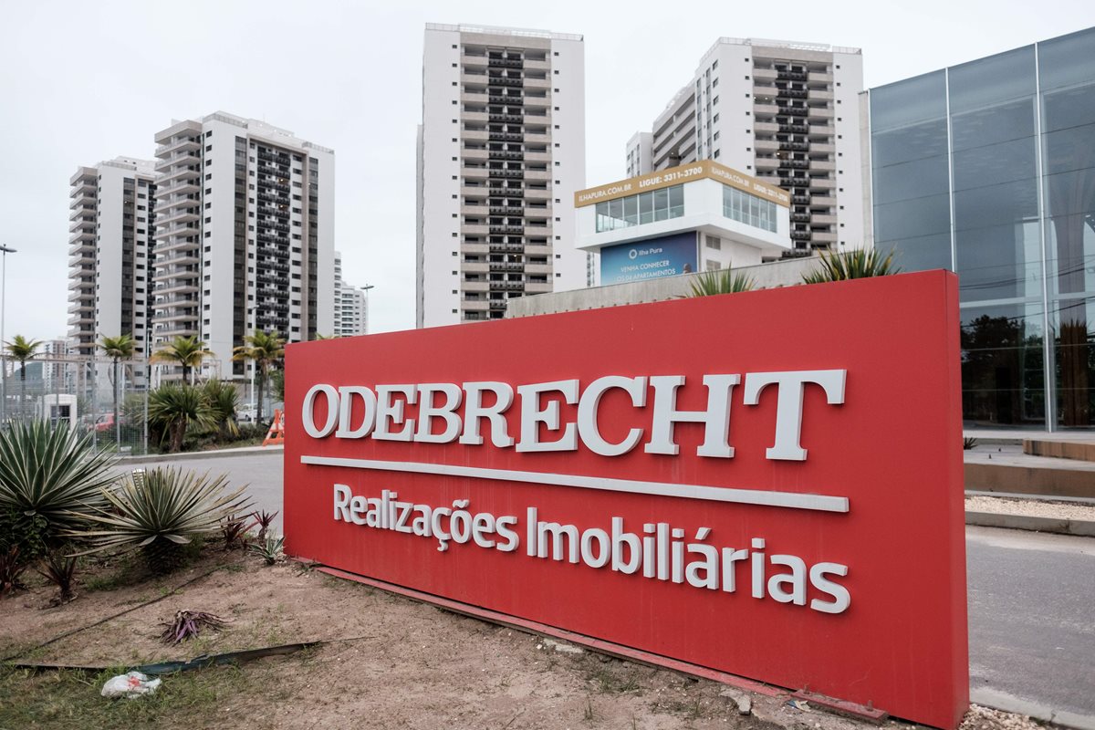 Odebrecht "se empeñó en un esquema gigantesco y sin paralelo" de sobornos para influenciar contratos y licitaciones "por más de una década", afirmó el Departamento de Justicia. (Foto Prensa Libre: AFP)